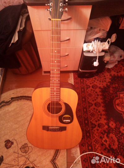 Продаются электро гитара с усилителем и микрофоном