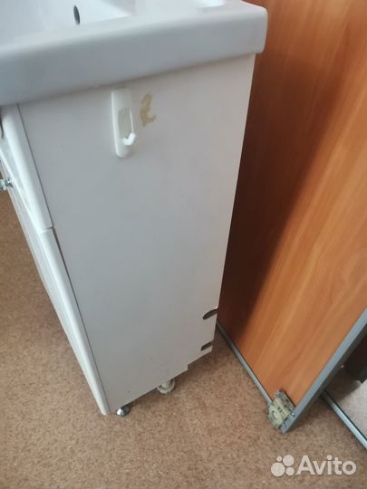 Зеркало и тумба с раковиной в ванну