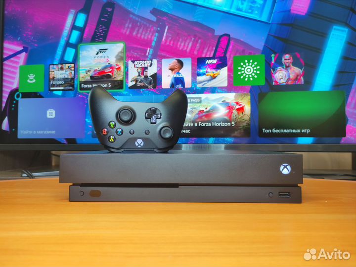 Xbox One X 1Tb. + 400 игр