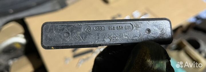 Эмблема на торпедо Audi 80