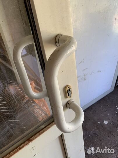 Дверь пластиковая входная со стеклом