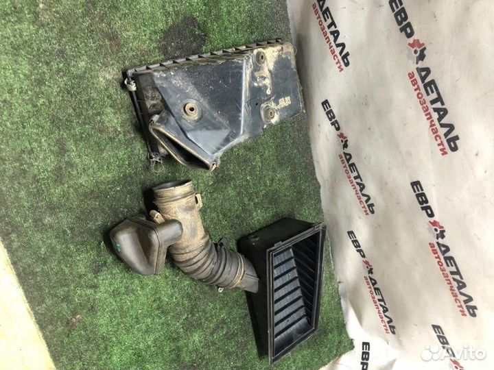 Корпус воздушного фильтра Toyota Carina седан 1.6