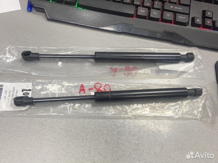 Амортизатор багажника audi 80 2шт