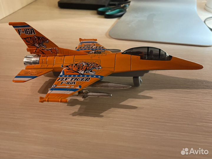 Модель самолета F16a