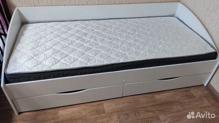 Кровать с ящиками и матрасом