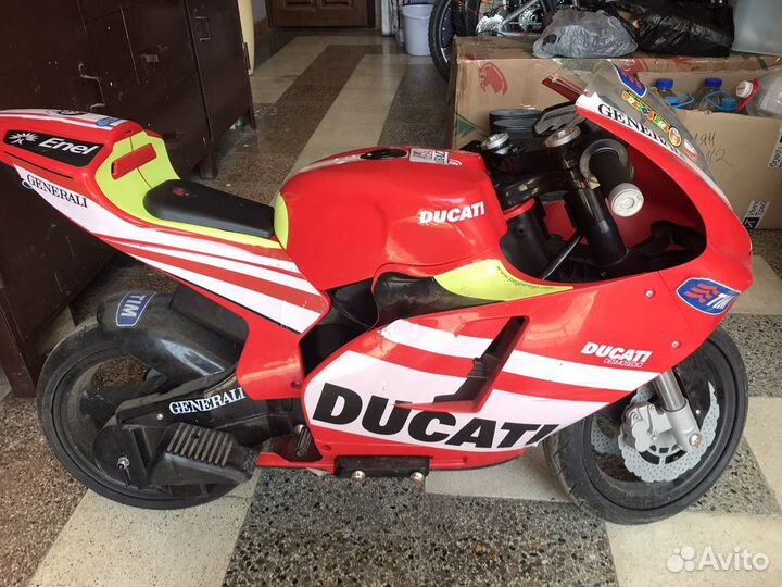 Peg Pegero Ducati GP электромобиль, стилизованный