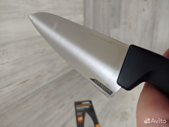 Нож поварской большой Hard Edge Fiskars 1051747