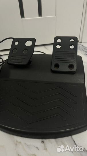 Игровой руль с педалями genius