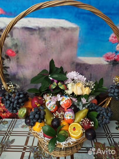 Подарочная корзина из фруктов