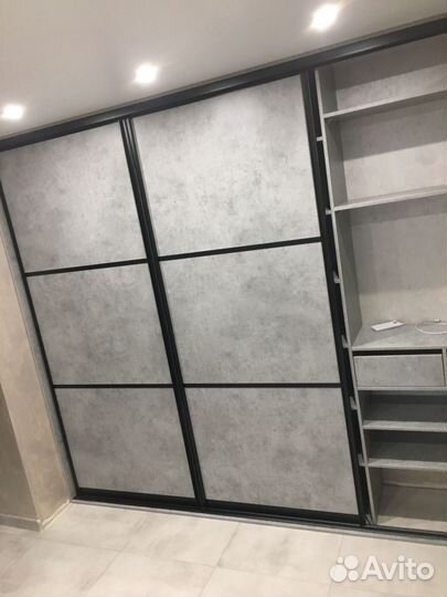 Книжный шкаф