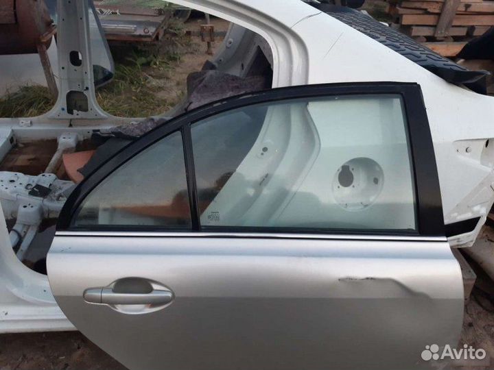 Стекло двери заднее правое Toyota Avensis