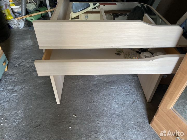 Туалетный столик с зеркалом