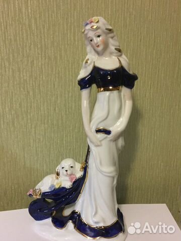 Фарфоровая фигурка Девушка с собачкой в тачке