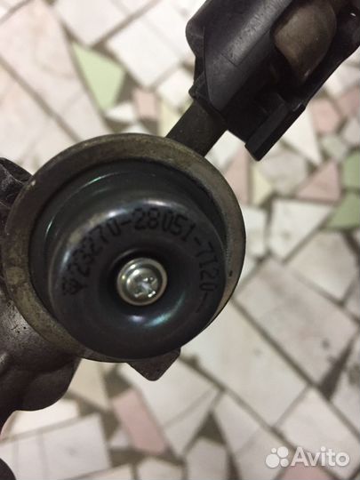 Топливная рампа с форсунками Toyota Camry 50