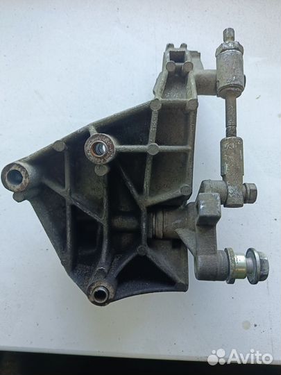 Кронштейн натяжителя ремня генератора Калина 1