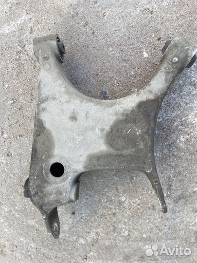 Рычаги задней подвески, левый