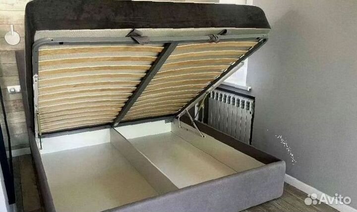 Кровать двуспальная дизайнерская мягкая