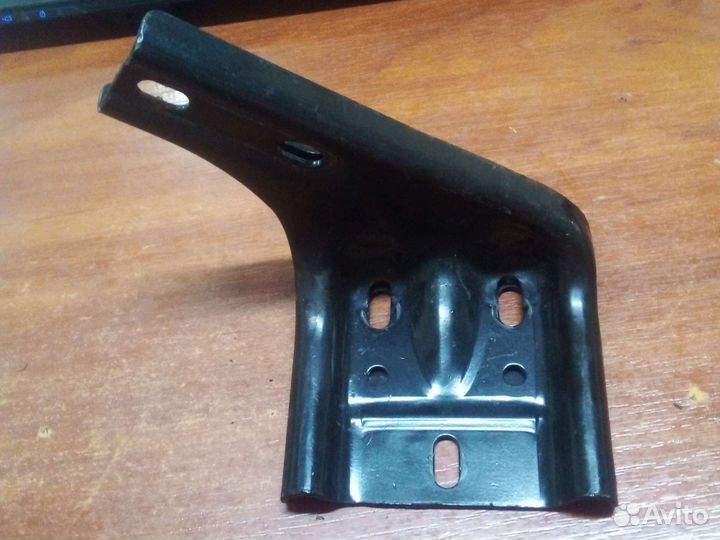 Кронштейн левой сдвижной двери vito 639