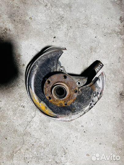 Задний левый поворотный кулак ауди а8 д2 ступица