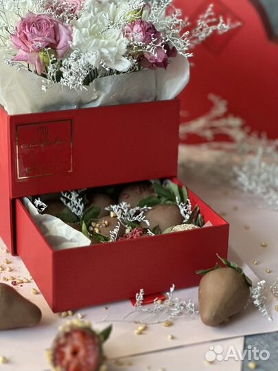 Клубника в шоколаде с цветами