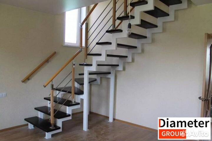 Привлекательная лестница на 2 этаж с поворотом