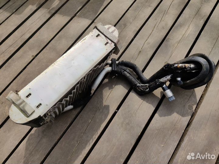 Датчик и радиатор кондиционера в салоне Audi 80