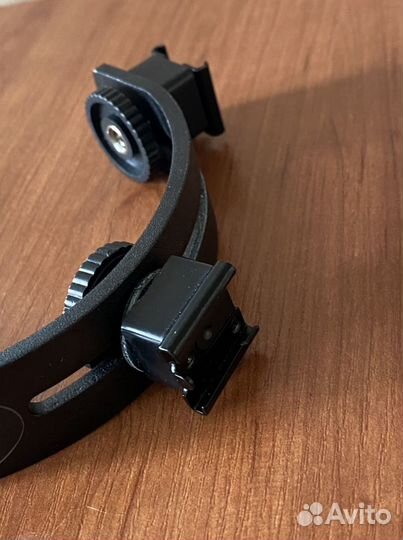 Крепление для вспышки C-образной формы