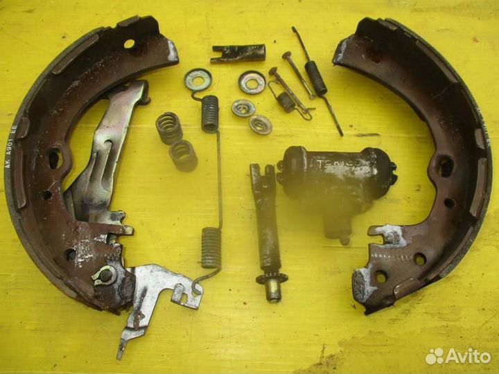 Колодки ручного тормоза зад Справа nissan pathfind