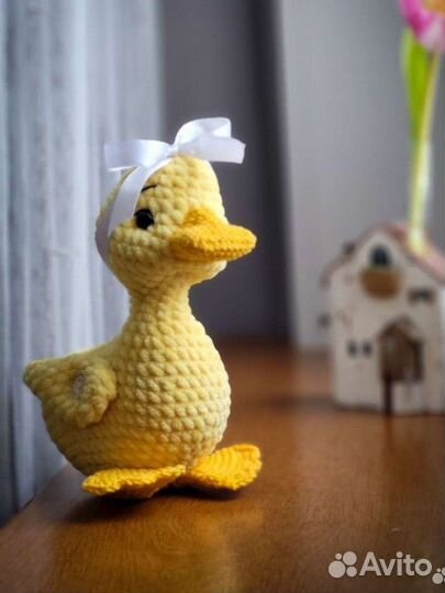 Вязаная игрушка утёнок ручной работы