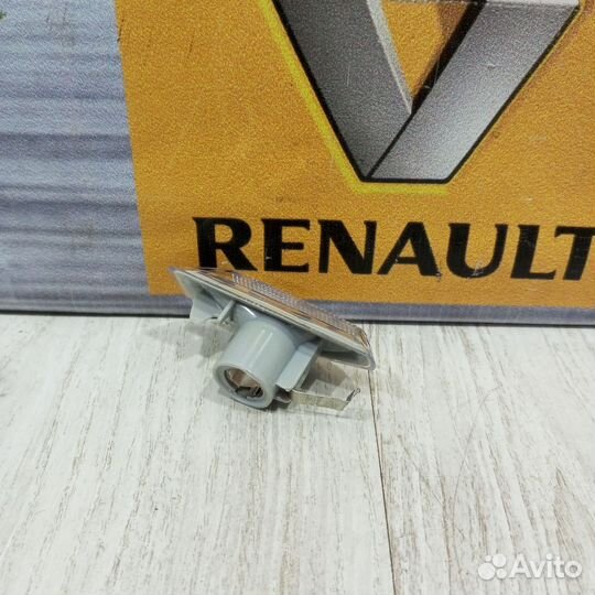 Повторитель поворотника в Крыло в Зеркало Renault
