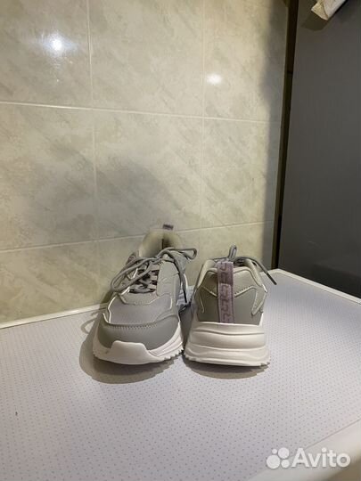 Новые детские кроссовки