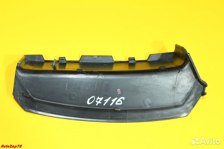 Nissan Patrol (Y62) Накладка левого фонаря