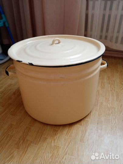 Эмалированная кастрюля