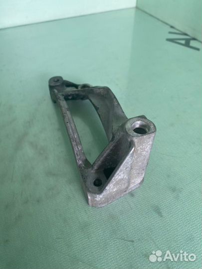 Кронштейн компрессора кондиционера Volkswagen