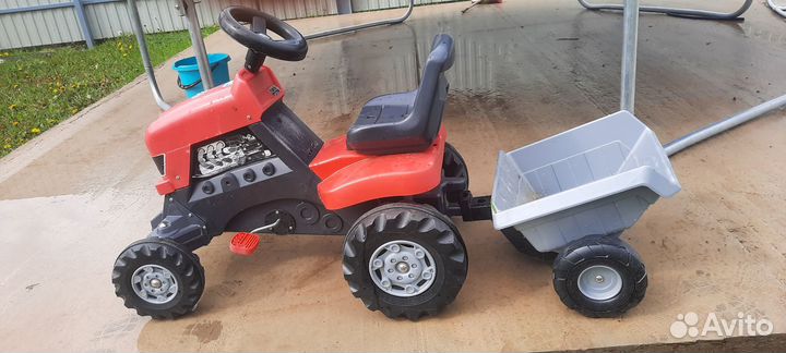 Детский трактор с педалями и прицепом