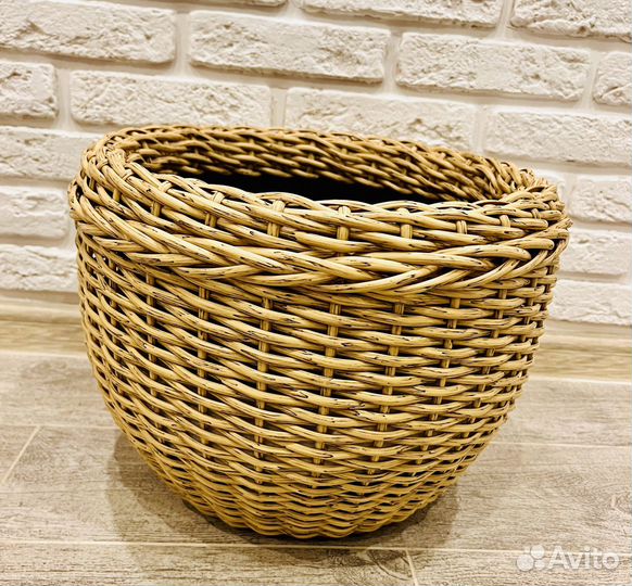 Кашпо из искусственного ротанга