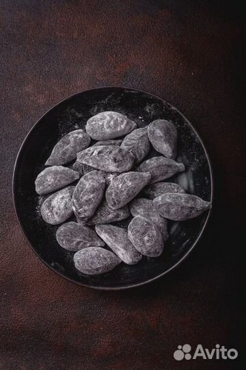 Черные пельмени с крабом и палтусом