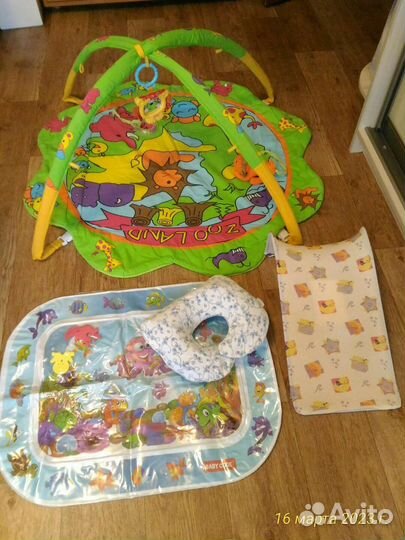Развивающий и водный коврик,горка и подушечка