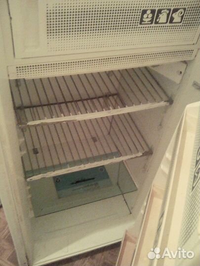 Холодильник б/у, требующий ремонта