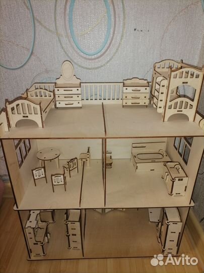 Деревянный кукольный домик