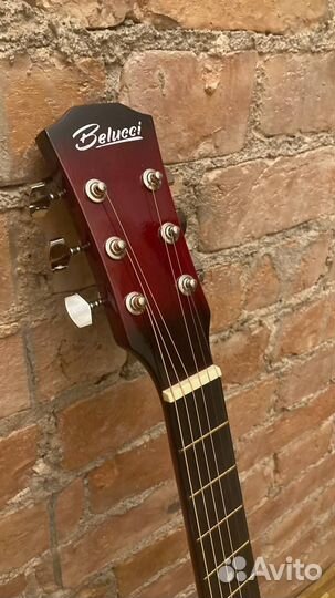 Гитара красная