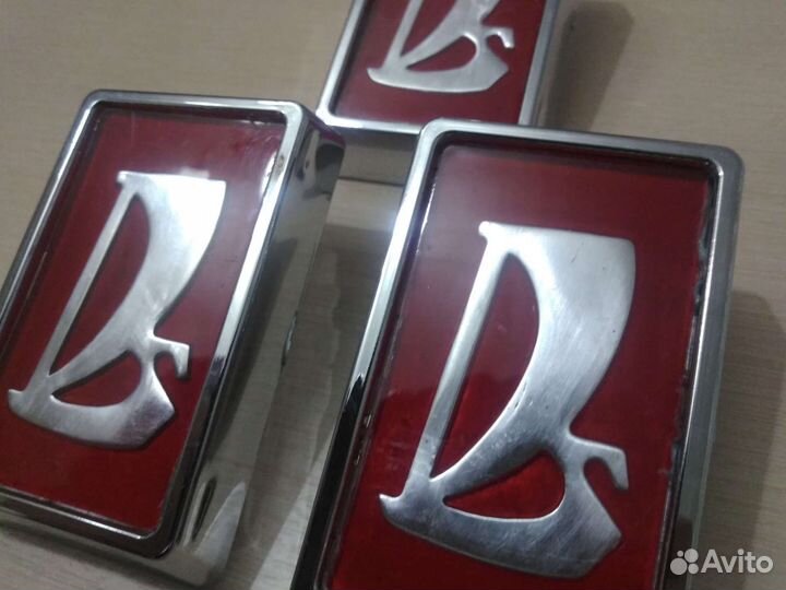 Красная эмблема решётки радиатора ваз 2106(СССР)