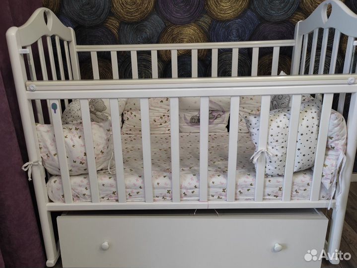 Детская кроватка с маятником и ящиком