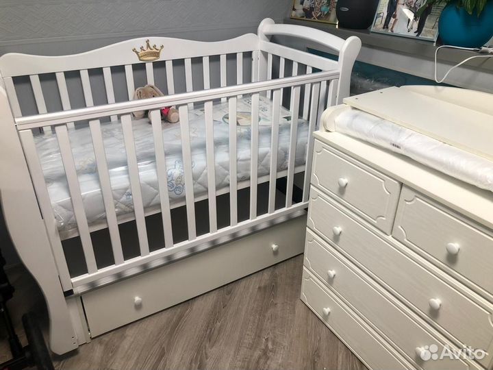 Детская кроватка и комод 