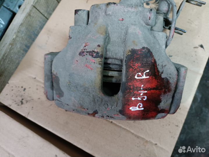 Передний правый суппорт Volkswagen Passat B5+