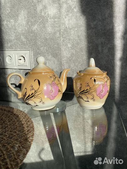 Чайник и сахарница