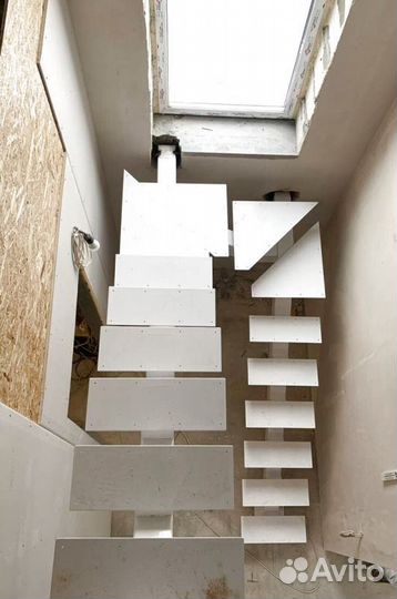 Лестница на металлокаркасе открытого типа