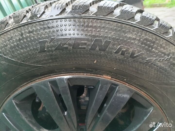 Kumho I'Zen RV Stud KC16 215/70 R16 100T