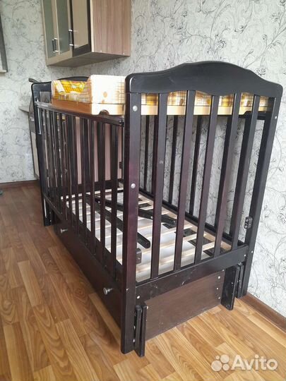 Детская кроватка с маятником и ящиком