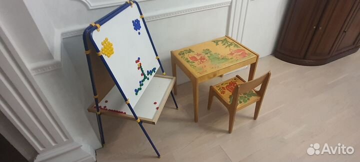 Набор детской мебели (стол, стул, мольберт)